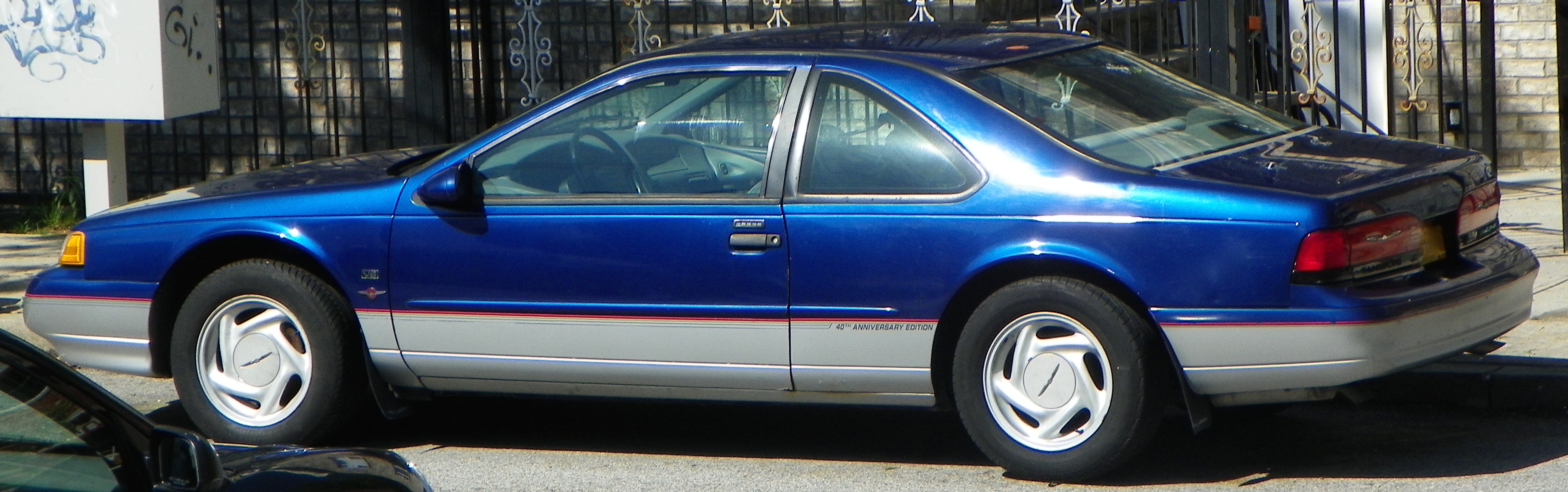 1995_Ford_Thunderbird_LX_40th_Anniversary_Edition_profile.JPG